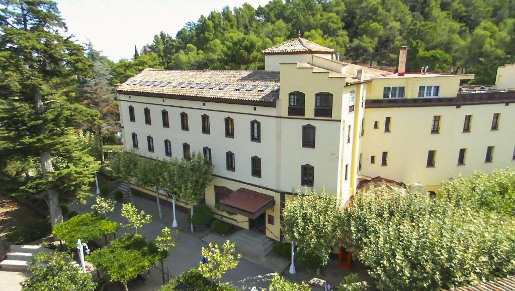 una vista aérea de un edificio con árboles en Finca La Capella, en Poblet