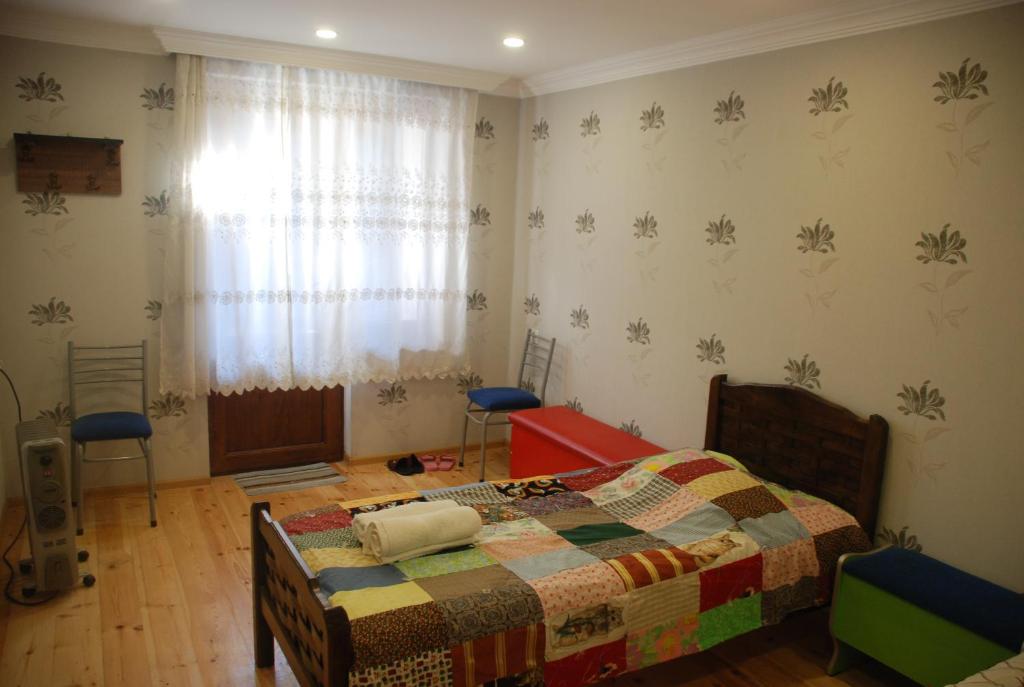 Postel nebo postele na pokoji v ubytování Keti Pilpani Guesthouse