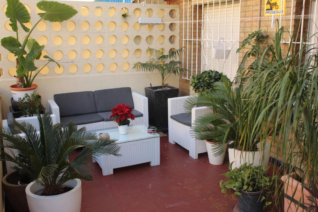 a room filled with lots of potted plants at Apartamento Jardín Cerca del Centro in Seville
