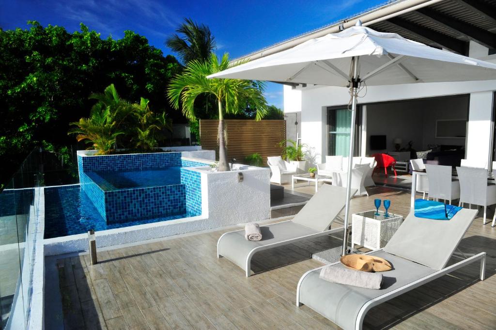 Bazén v ubytování Cap Ouest Beachfront Luxury Penthouse & Apartment nebo v jeho okolí