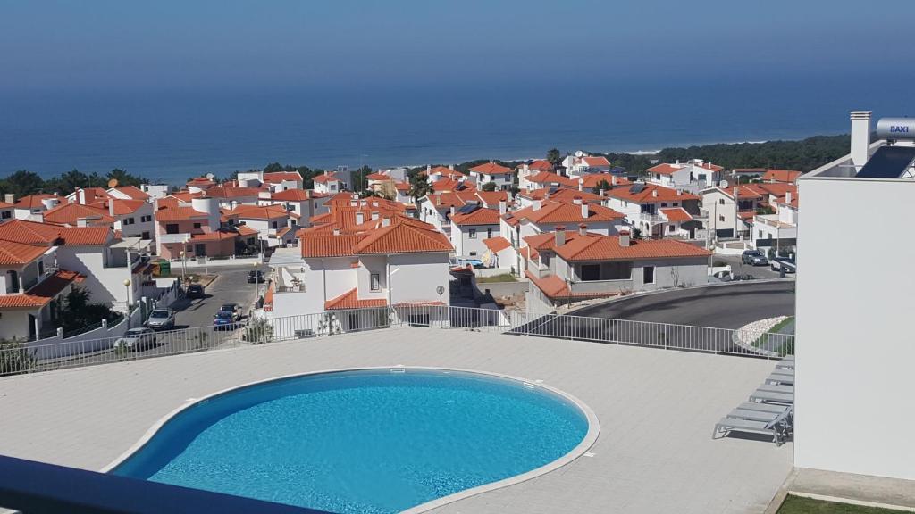 Blick auf eine Stadt mit Pool und Häusern in der Unterkunft Sitio´s View in Nazaré