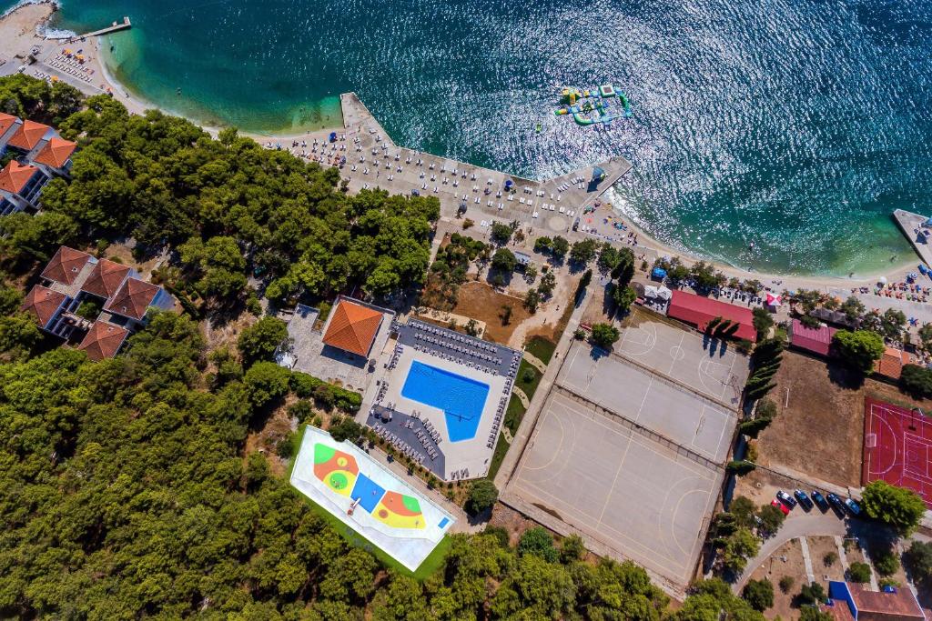 een luchtzicht op een strand met een zwembad bij Hotel Medena in Trogir