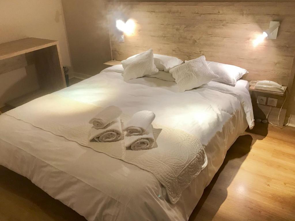 Postel nebo postele na pokoji v ubytování Hôtel Pyrène