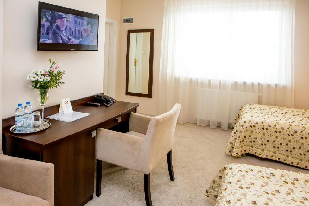 Televízia a/alebo spoločenská miestnosť v ubytovaní Hotel Alexandra