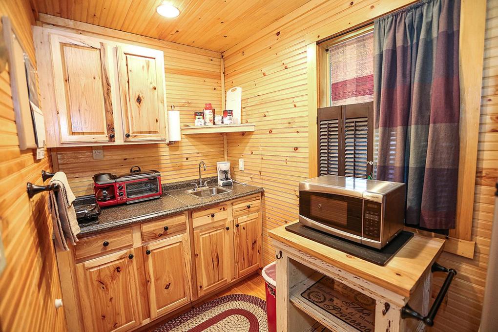 Watson Estate BnB & Deer Creek Winery - Cottage With Garden View