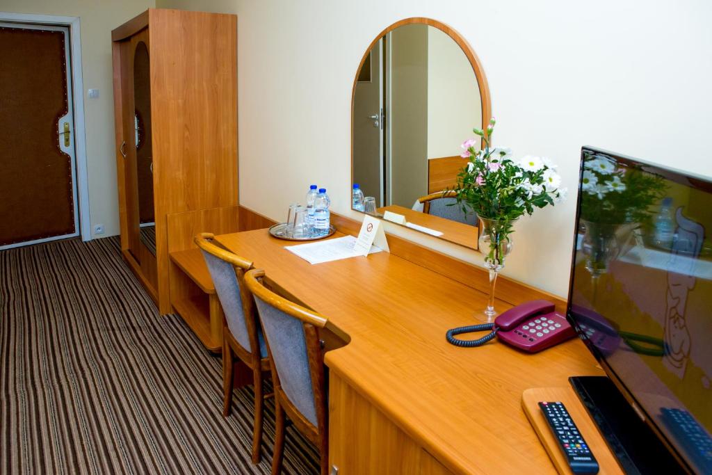 Televízia a/alebo spoločenská miestnosť v ubytovaní Hotel Alexandra