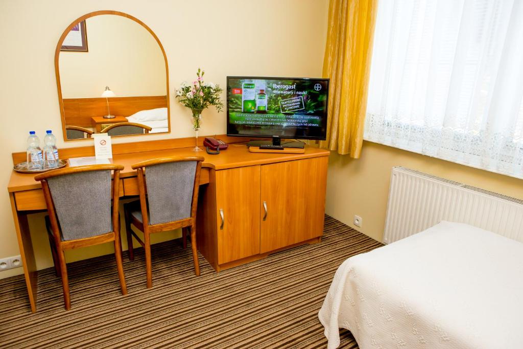Televízia a/alebo spoločenská miestnosť v ubytovaní Hotel Alexandra