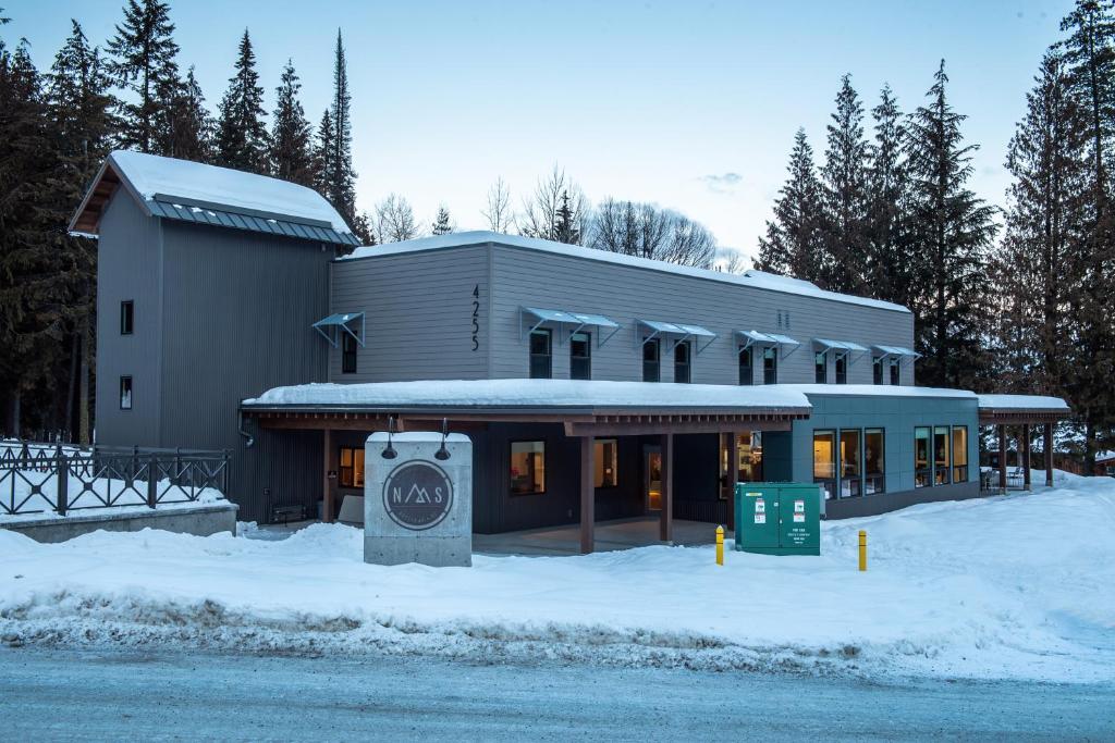 een gebouw met een bord in de sneeuw bij Nowhere Special in Rossland