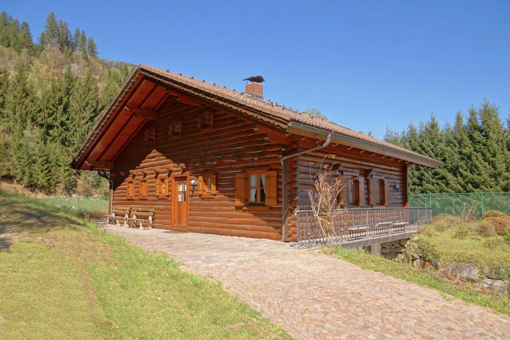 una cabaña de madera a un lado de una colina en Glocknerhaus, en Berg im Drautal