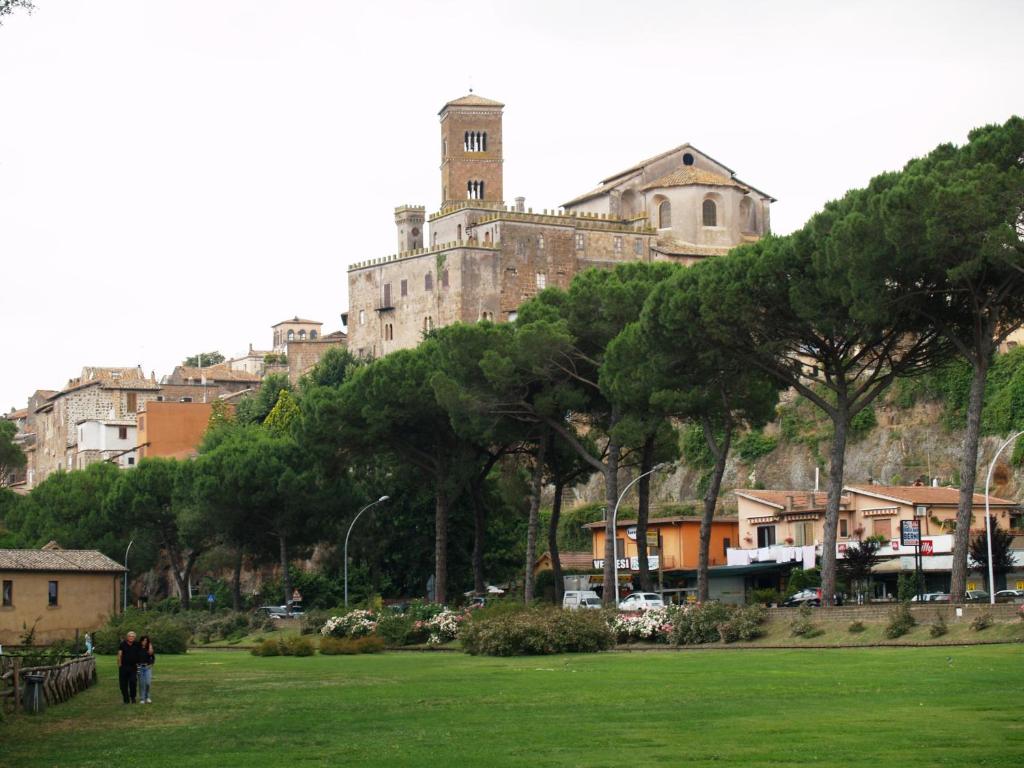 un castello in cima a una collina con un parco di Casa vacanza LA MIA CASETTA SUTRI a Sutri
