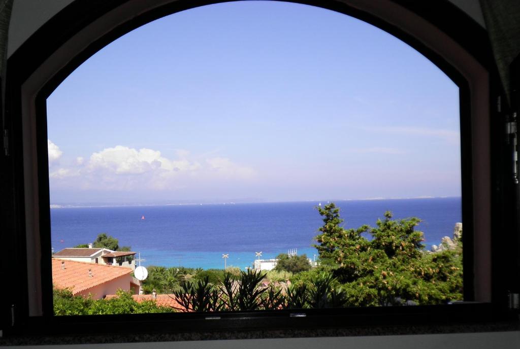 サンタ・テレーザ・ガッルーラにあるLa Finestra Vista Corsicaの窓から海の景色を望めます。