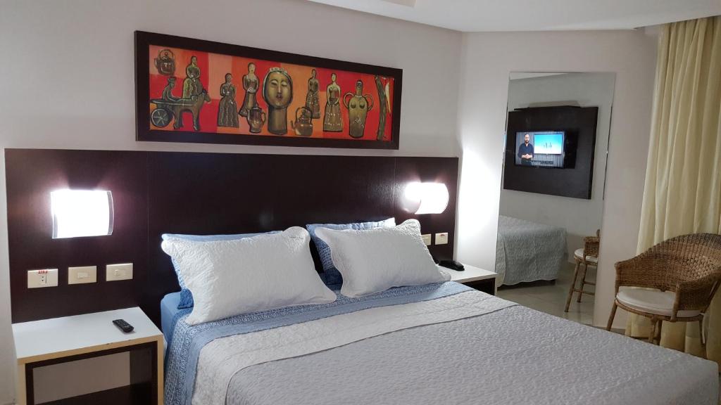 1 dormitorio con 1 cama con 2 almohadas blancas en Flat Marinas - Cabo Branco - João Pessoa, en João Pessoa