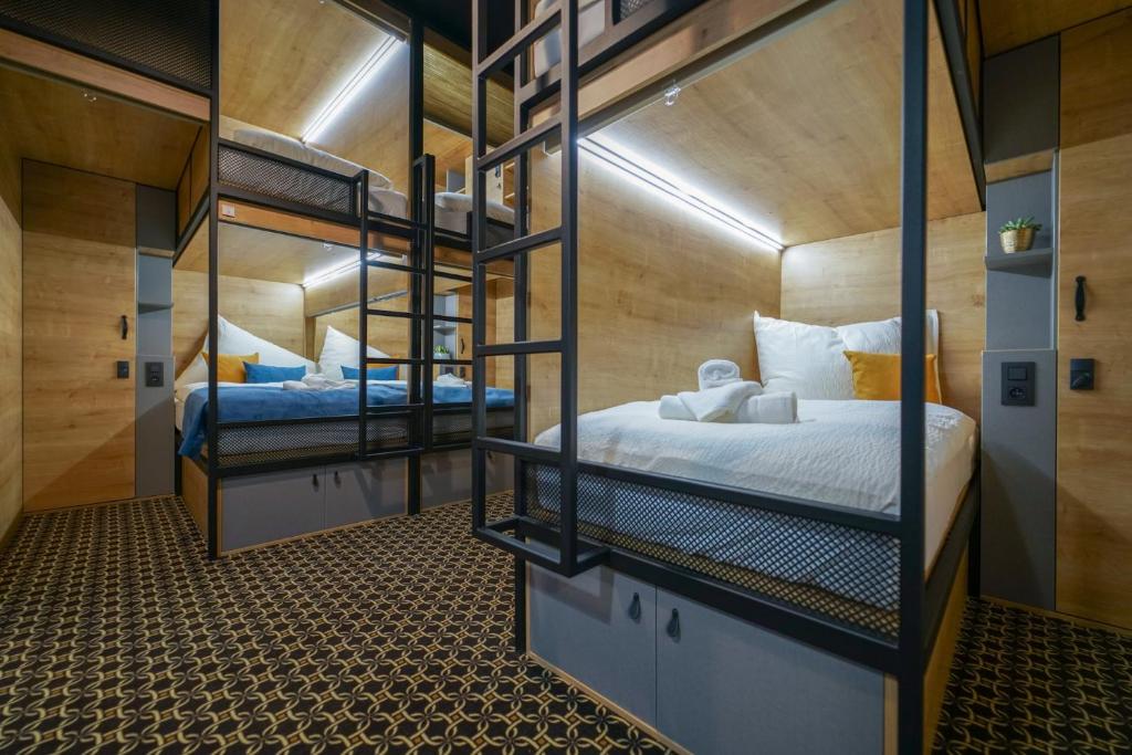 Postel nebo postele na pokoji v ubytování CHORS like a hotel - Capsule & NFT Boutique Hostel Bratislava - City Center
