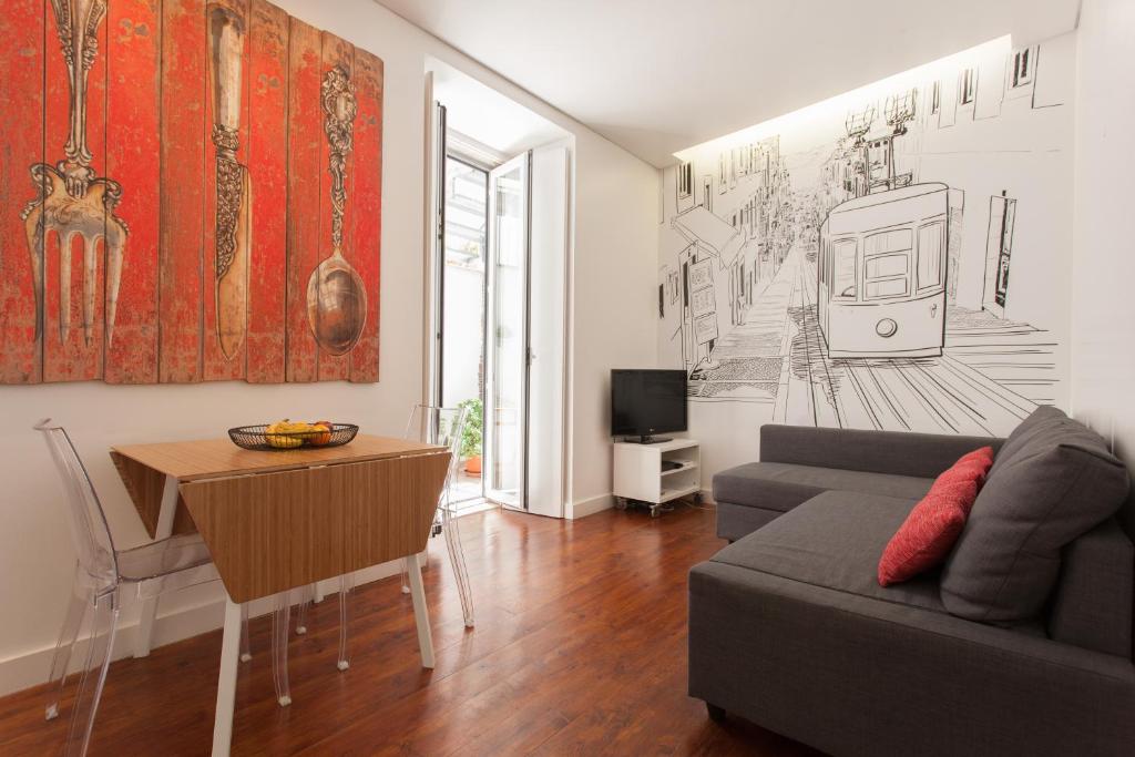 sala de estar con sofá y mesa en Chão do Loureiro Apartments Baixa-Castle en Lisboa