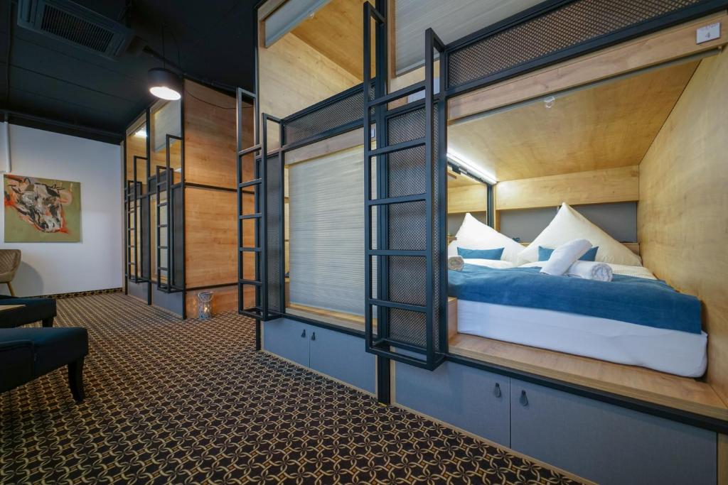 Postel nebo postele na pokoji v ubytování CHORS like a hotel - Capsule & NFT Boutique Hostel Bratislava - City Center