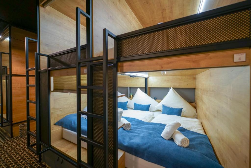 Postel nebo postele na pokoji v ubytování CHORS like a hotel - Capsule & NFT Boutique Hostel Bratislava - City Center