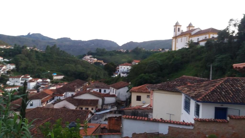 uitzicht op een stad met bergen op de achtergrond bij Pousada do G in Ouro Preto