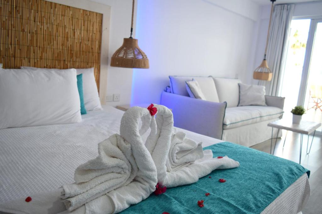 ein Zimmer mit einem Bett mit Handtüchern darauf in der Unterkunft Ocean Dreams Suites in Ayia Napa