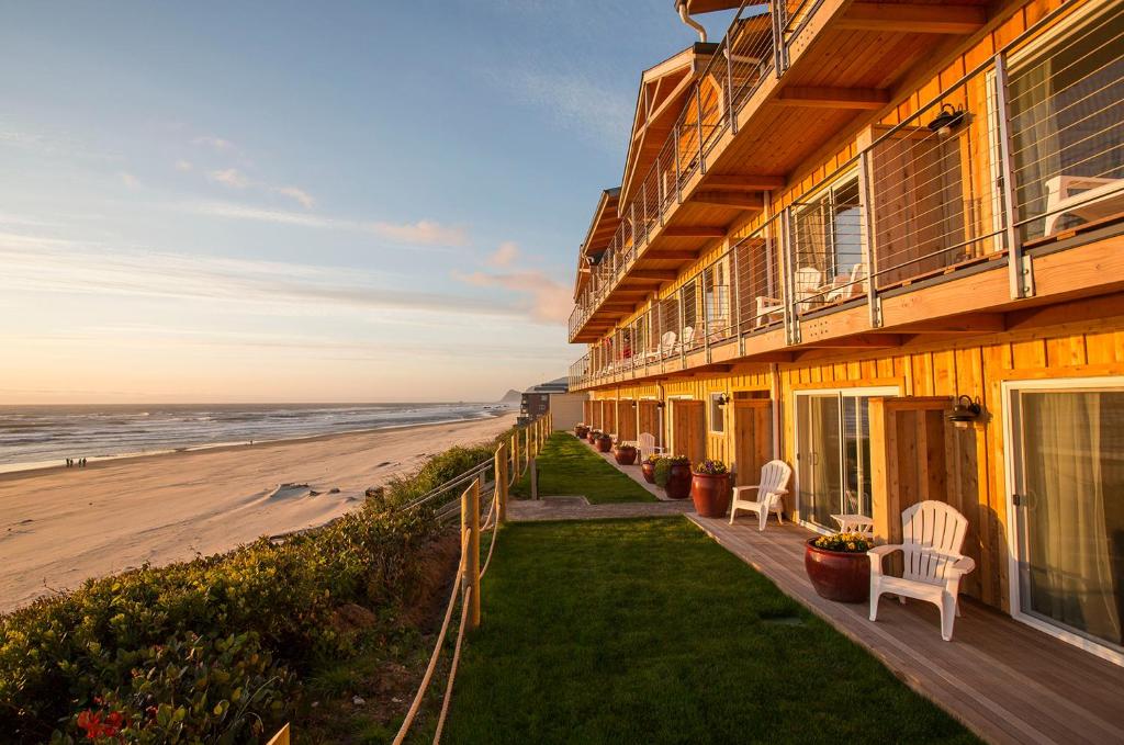 een gebouw met uitzicht op het strand bij Pelican Shores Inn in Lincoln City