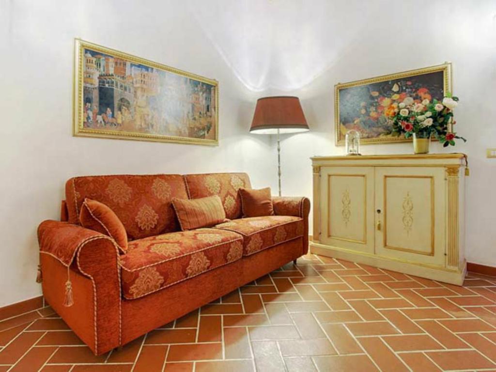 フィレンツェにあるRicaleのリビングルーム(ソファ、テーブル付)