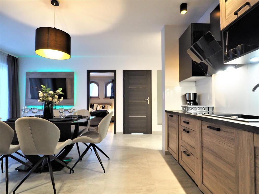 Kuchyňa alebo kuchynka v ubytovaní VIP Apartamenty FOLK RESIDENCE