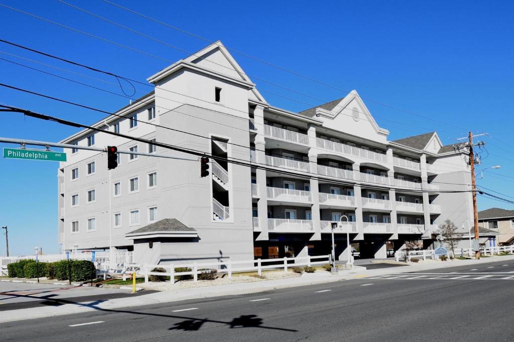 un edificio bianco all'angolo di una strada di Mariner'S Watch 404 Condo a Ocean City