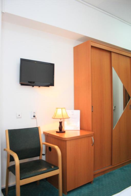 TV a/nebo společenská místnost v ubytování Hotel Sir Orhideea