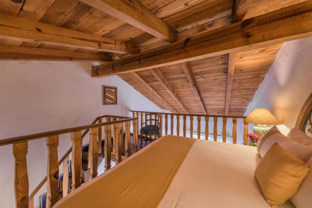 Postel nebo postele na pokoji v ubytování Tapalpa Country Club Hotel