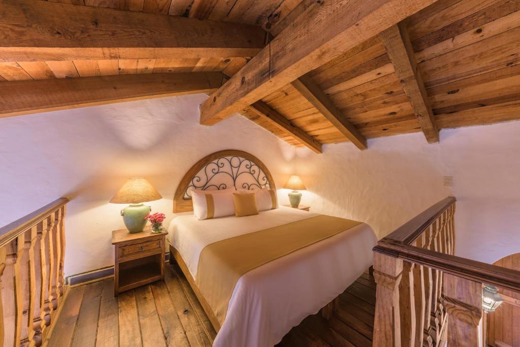 Postel nebo postele na pokoji v ubytování Tapalpa Country Club Hotel