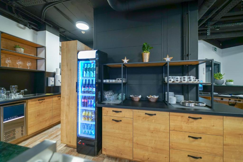 Kuchyň nebo kuchyňský kout v ubytování CHORS like a hotel - Capsule & NFT Boutique Hostel Bratislava - City Center