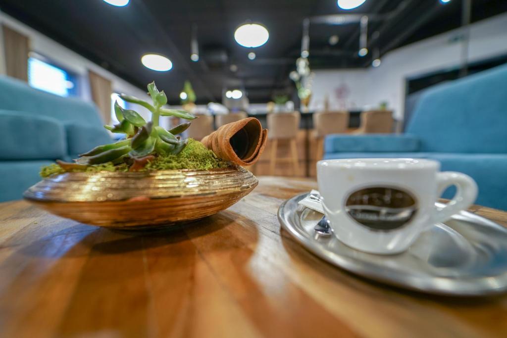 Příslušenství pro přípravu čaje a kávy v ubytování CHORS like a hotel - Capsule & NFT Boutique Hostel Bratislava - City Center