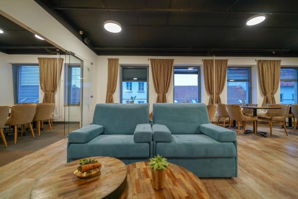 Posezení v ubytování CHORS like a hotel - Capsule & NFT Boutique Hostel Bratislava - City Center