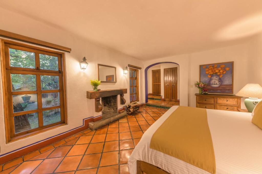 Postel nebo postele na pokoji v ubytování Tapalpa Country Club Hotel