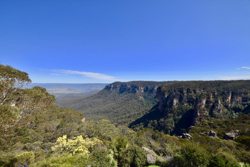 a view of the blue mountains from the rim of the canyon at Amaroo Mountaintop Villa in Katoomba