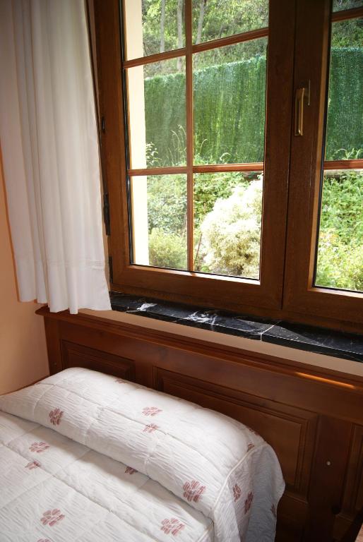 A bed or beds in a room at Hotel Garganta del Cares