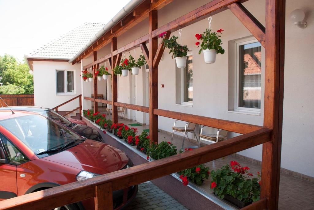 エゲルサロークにあるPolonia Apartmanの赤い花の家