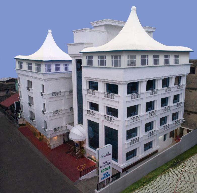 um grande edifício branco com dois telhados brancos em Park Residency em Cochin