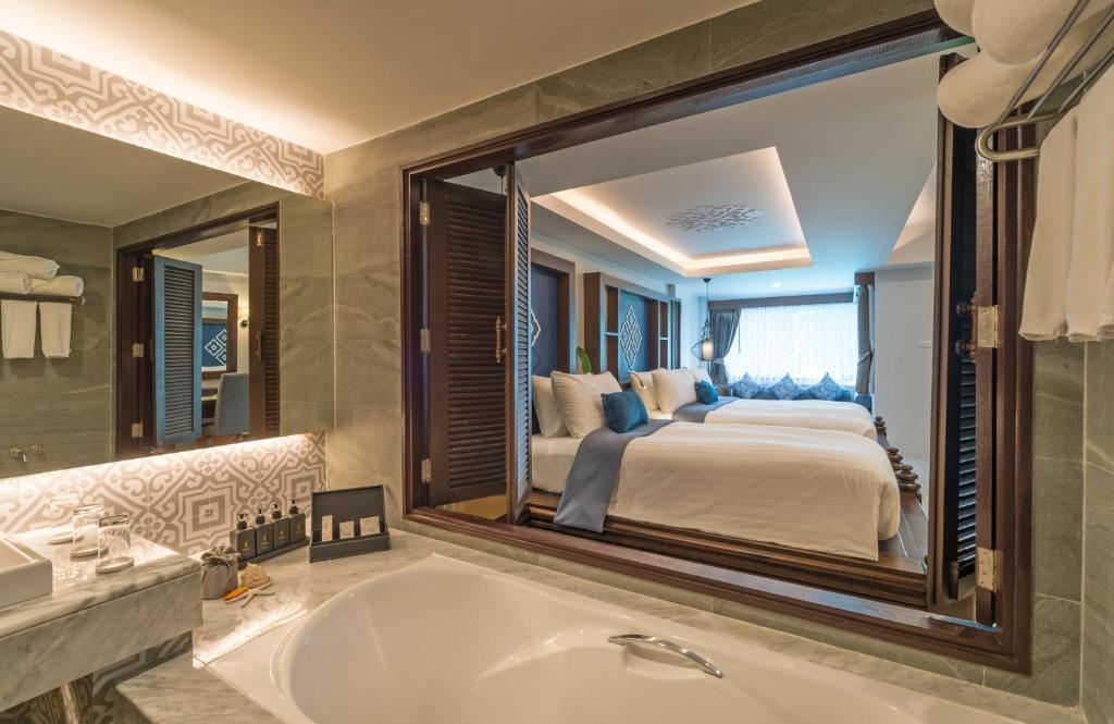 Кровать или кровати в номере Aonang Princeville Villa Resort & Spa - GHA WellHotel-Halal Certified, Krabi, Thailand