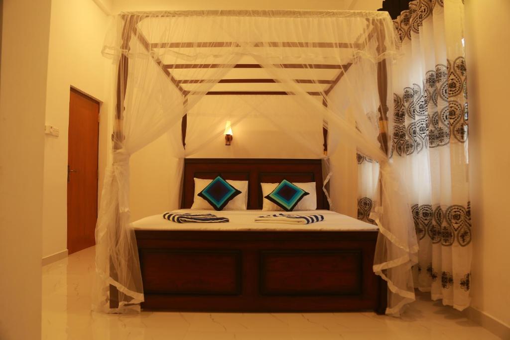 Кровать или кровати в номере Mama's Palace Hiriketiya