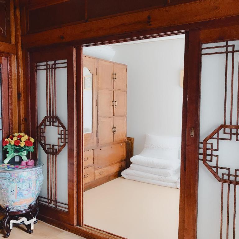 Ein Bett oder Betten in einem Zimmer der Unterkunft Hanok Guesthouse Suni
