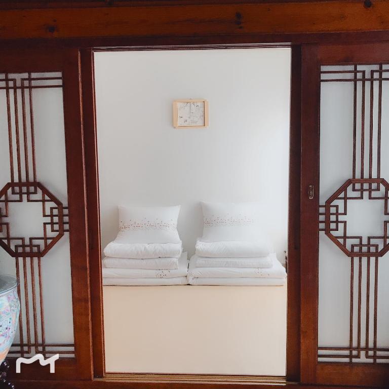 Ein Bett oder Betten in einem Zimmer der Unterkunft Hanok Guesthouse Suni