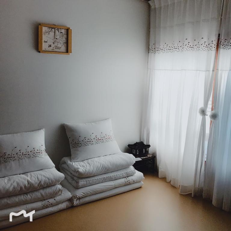 Ein Sitzbereich in der Unterkunft Hanok Guesthouse Suni