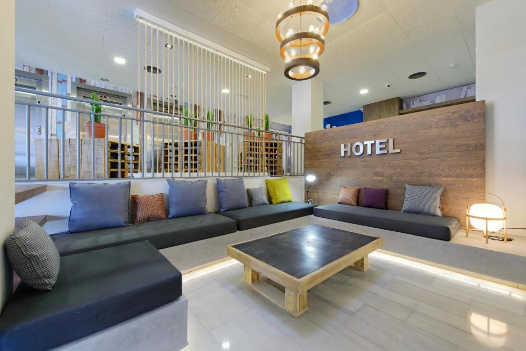 Posezení v ubytování Madrid Airport Suites, Affiliated by Meliá