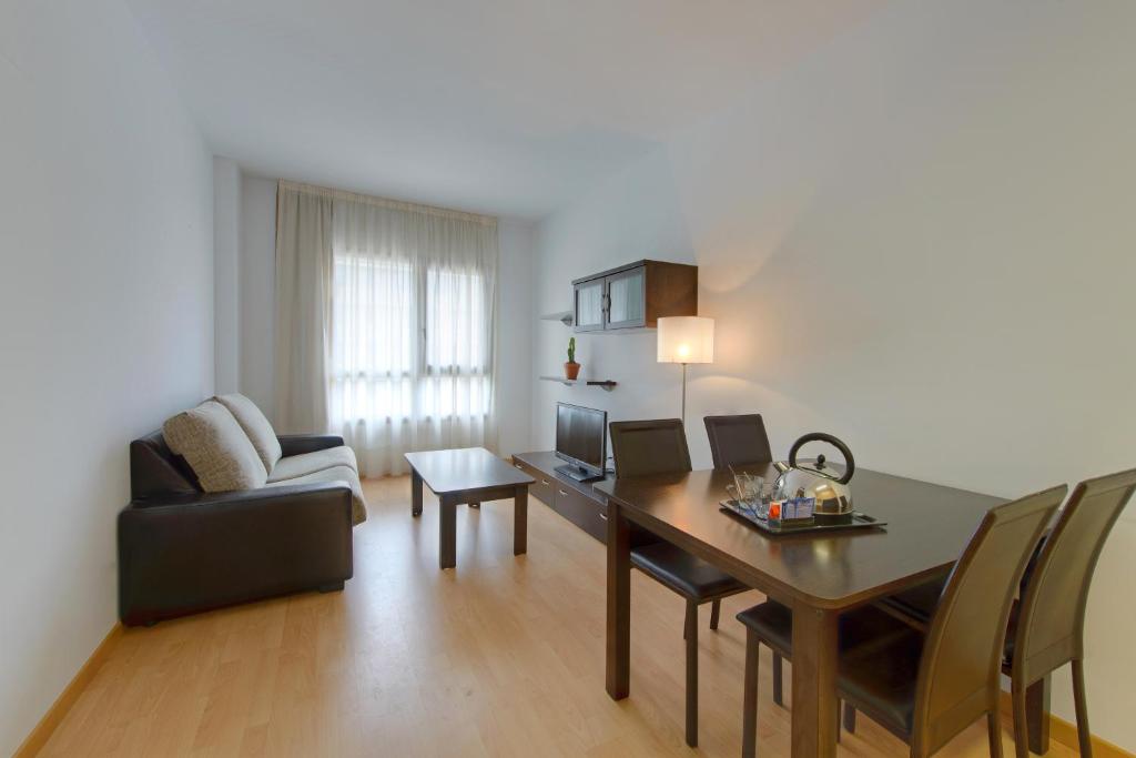Posezení v ubytování Madrid Airport Suites, Affiliated by Meliá