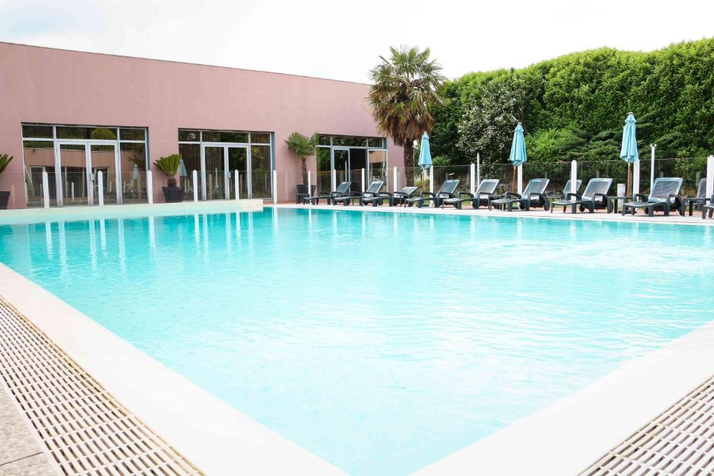 Bazén v ubytování Best Western Plus Hotel Admiral nebo v jeho okolí