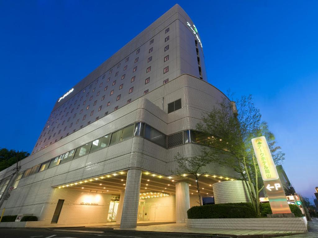 un grande edificio con luci sul lato di Ark Hotel Okayama -ROUTE INN HOTELS- a Okayama