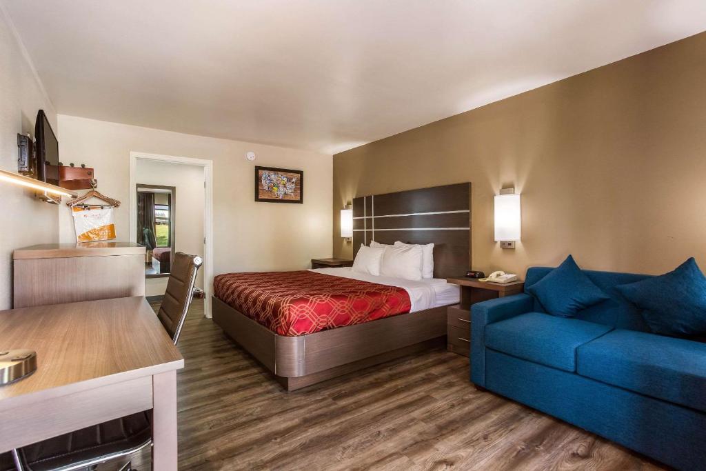 Econo Lodge Inn & Suites tesisinde bir odada yatak veya yataklar