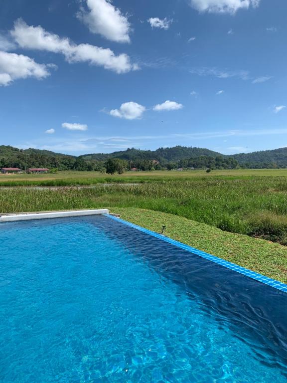 Bazén v ubytování Cloud9 Holiday Cottages nebo v jeho okolí