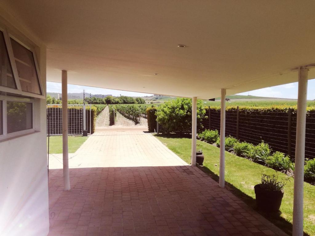 einen Blick von der Innenseite eines Hauses mit einer Terrasse in der Unterkunft Induku in Stellenbosch