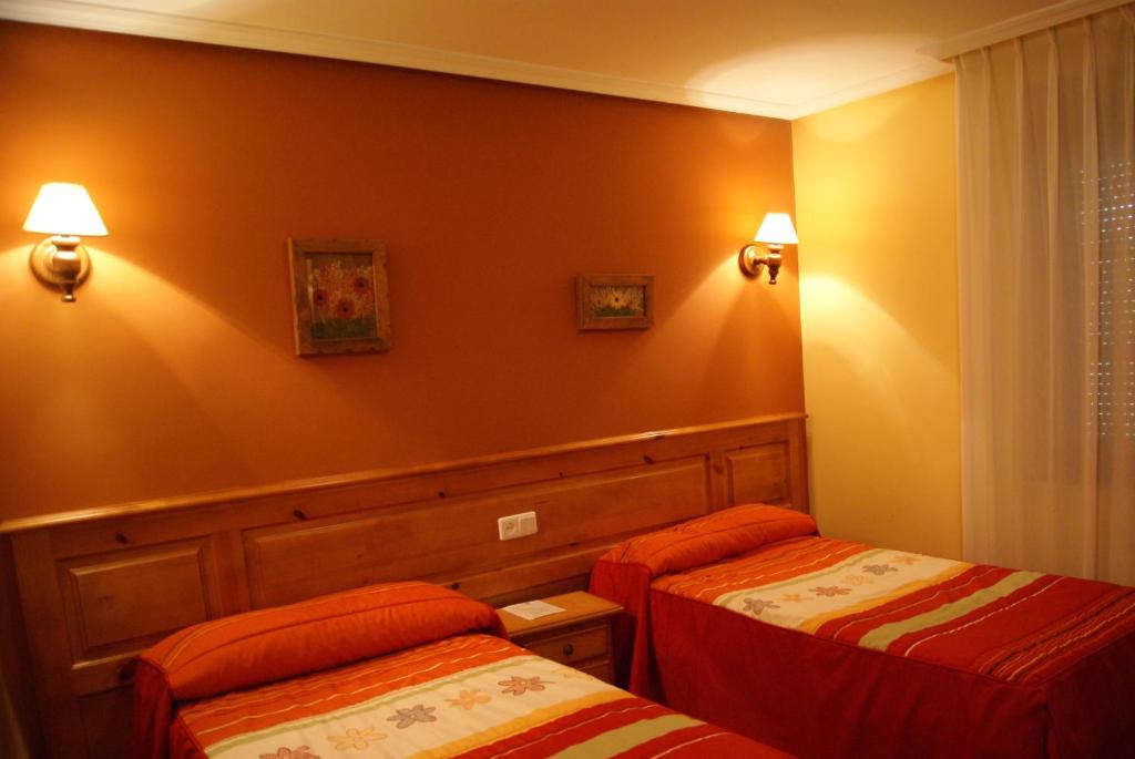 A bed or beds in a room at Hotel Garganta del Cares